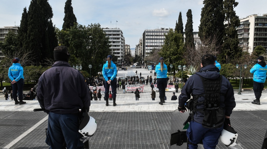 Μέλη από 18 οργανώσεις της εξωκοινοβουλευτικής Αριστεράς πραγματοποιούν συγκέντρωση αλληλεγγύης στον απεργό πείνας Δημήτρη Κουφοντίνα