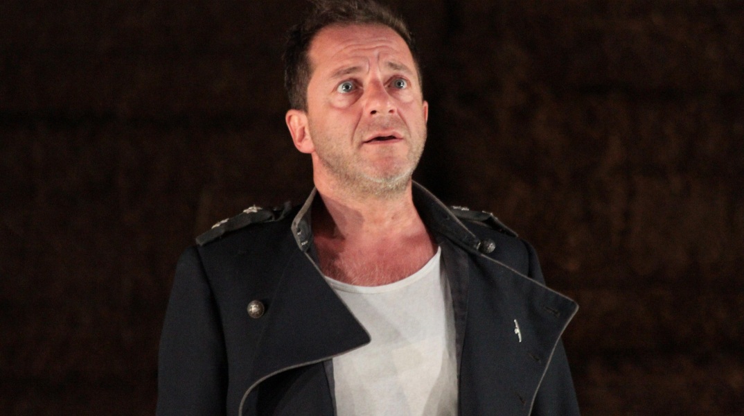 Υπόθεση Δημήτρη Λιγνάδη: Προσέγγιζε ανήλικους πρόσφυγες από ΜΚΟ στο σπίτι του με πρόσχημα τα μαθήματα θεάτρου, σύμφωνα με ρεπορτάζ του MEGA