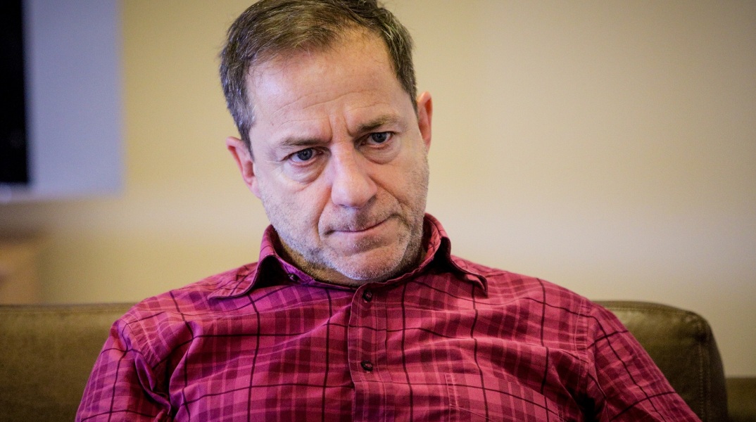 Ραγδαίες εξελίξεις στην υπόθεση του Δημήτρη Λιγνάδη, συνελήφθη ο ηθοποιός – σκηνοθέτης έπειτα από την έκδοση εντάλματος σε βάρος του.