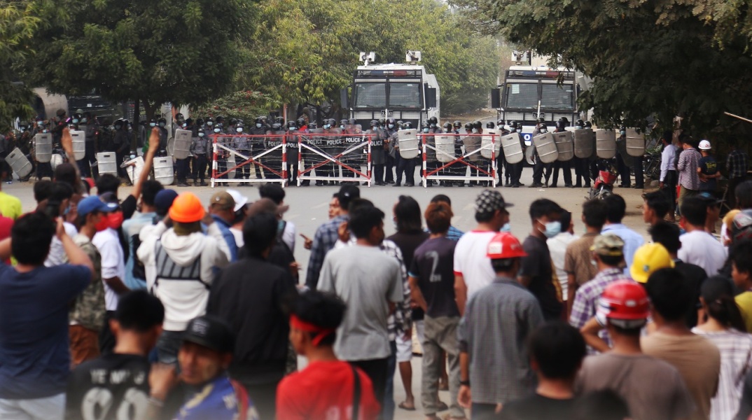 Κλιμακώνεται η βία στη Μιανμάρ μετά το πραξικόπημα: Η αστυνομία άνοιξε πυρ κατά διαδηλωτών – Νεκρός ανήλικος με σφαίρα στο κεφάλι