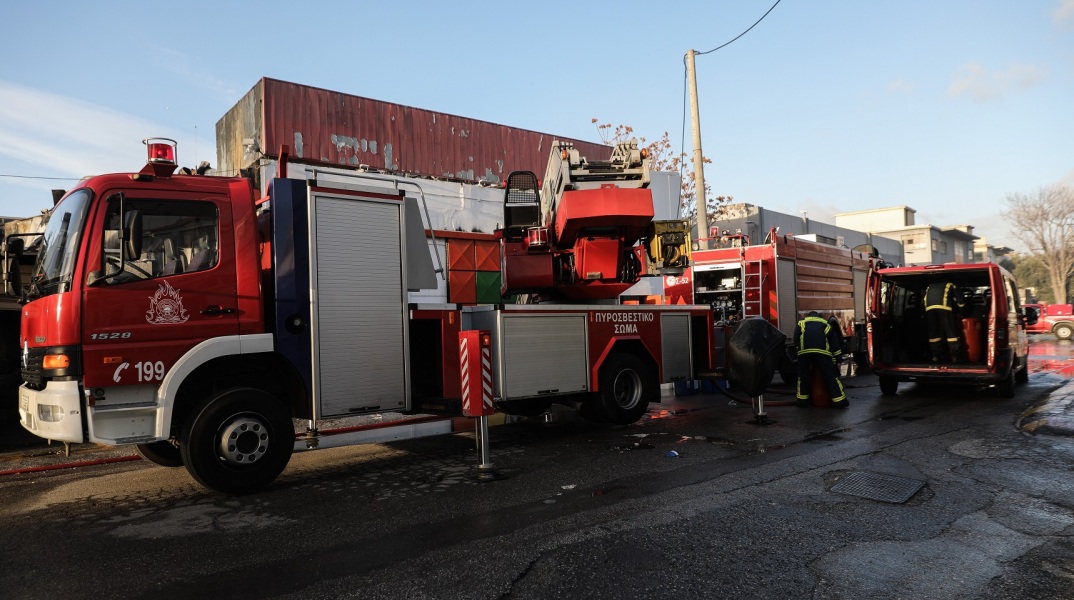 Κατέρρευσε μέρος κτιρίου στη συμβολή των οδών 28ης Οκτωβρίου και Σαρανταπόρου στα Άνω Πατήσια.
