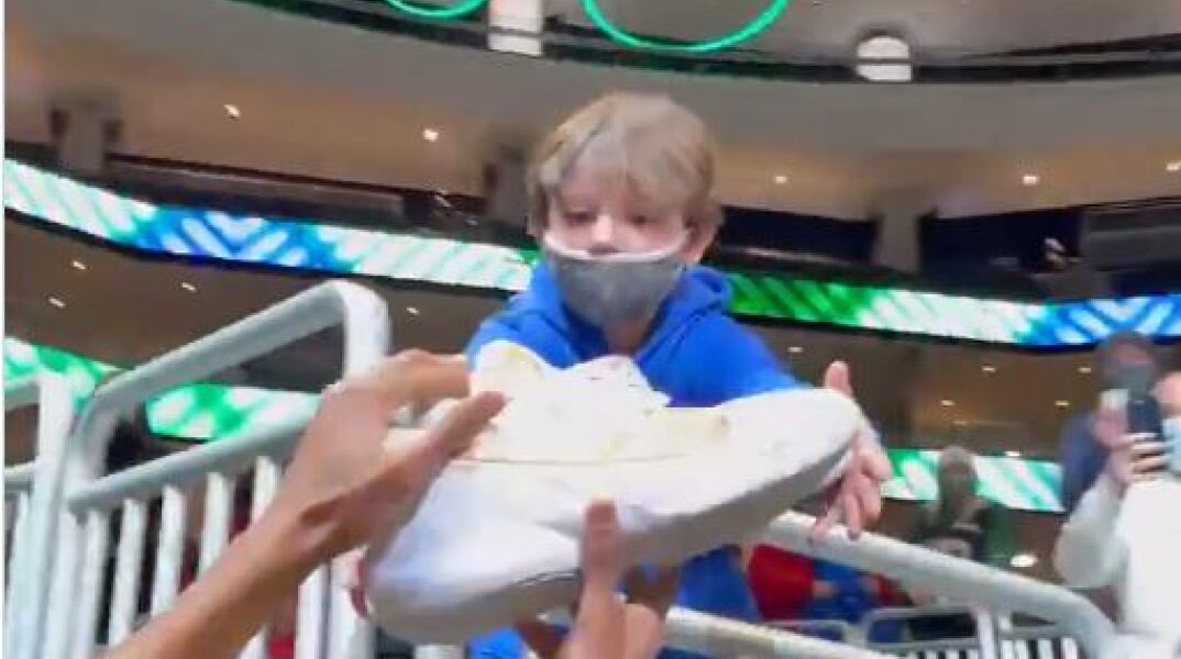 O Γιάννης Αντετοκούνμπο χάρισε τα παπούτσια του σε ένα παιδί 