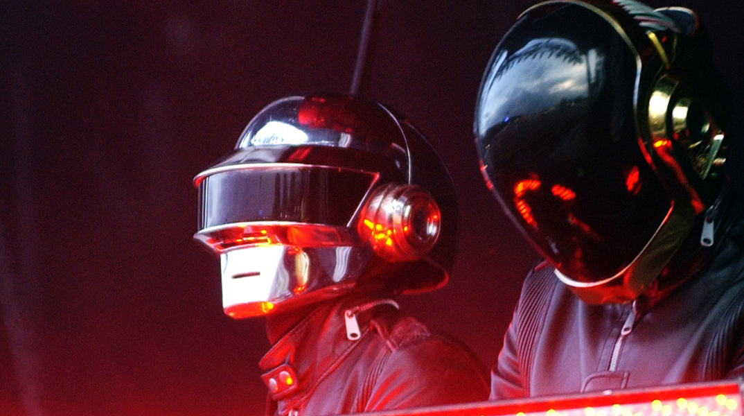 Οι Daft Punk σε μία σπάνια εμφάνιση χωρίς κράνη