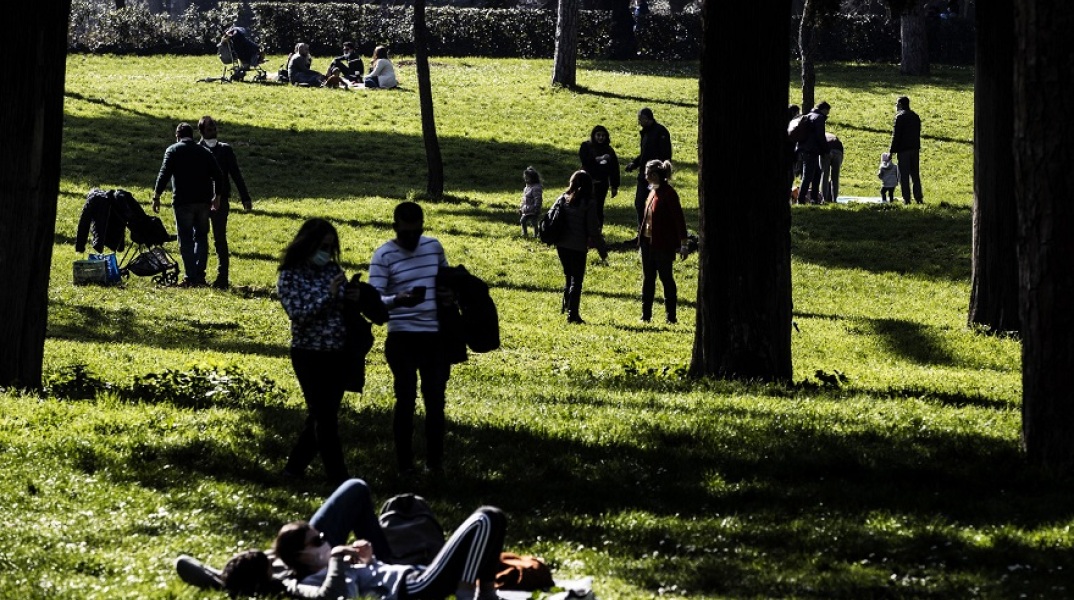 Πολίτες κάνουν βόλτα φορώντας μάσκα στην Ιταλία