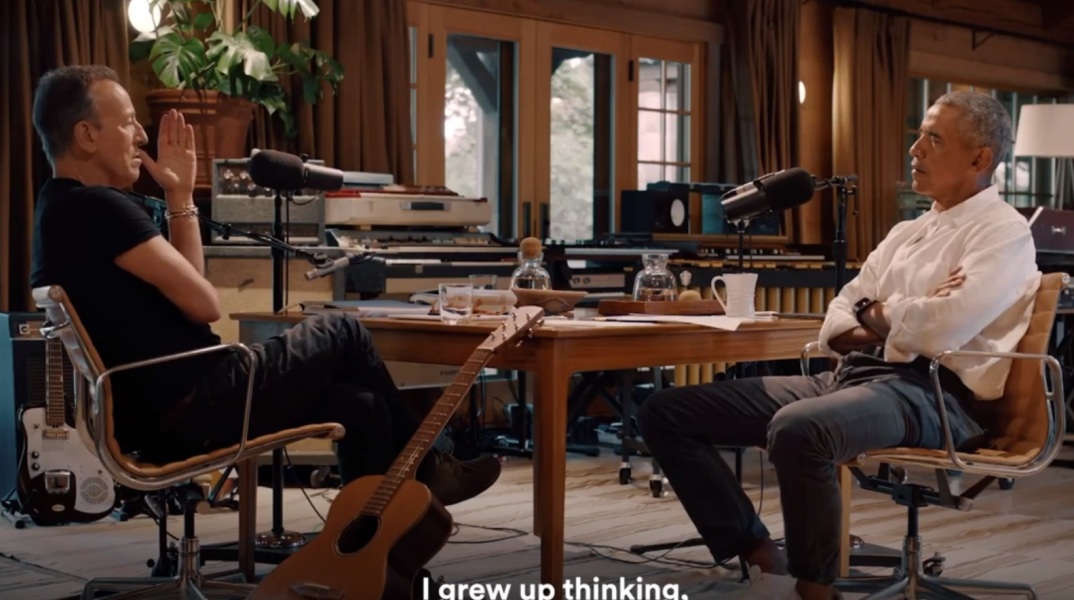 Ο Μπάρακ Ομπάμα με τον Μπρους Σπρίνγκστιν στα παρασκήνια του podcast