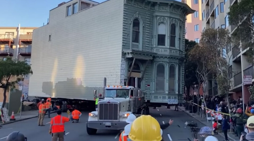 Σαν Φρανσίσκο: Βικτοριανή κατοικία, ηλικίας 139 ετών, μεταφέρθηκε με φορτηγό 7 τετράγωνα πιο πέρα για να μην κατεδαφιστεί