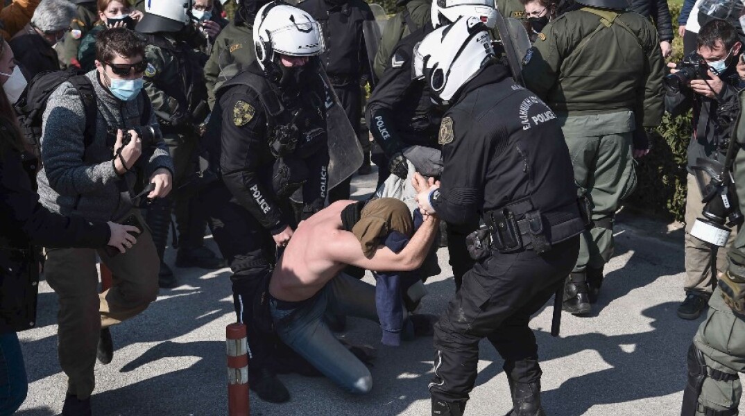 Αστυνομικές δυνάμεις συλλαμβάνουν διαδηλωτή στη Θεσσαλονίκη
