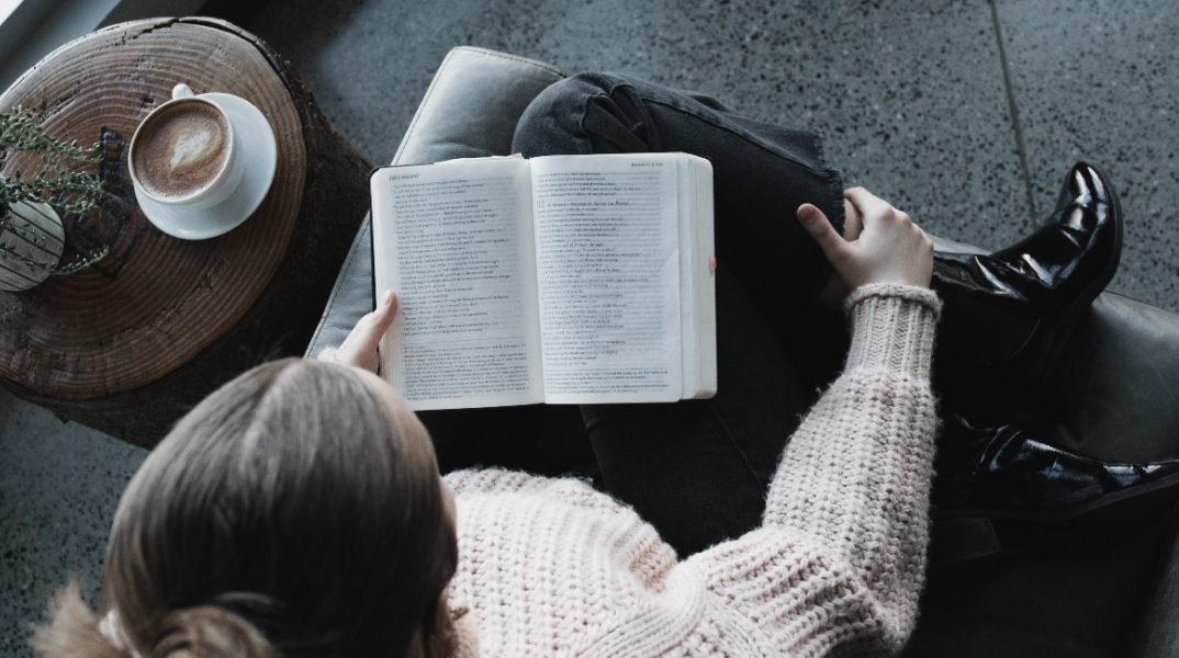 Μια γυναίκα διαβάζει βιβλίο