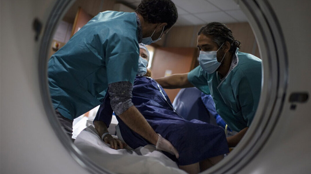 Κορωνοϊός στην Ευρώπη - Υγειονομικοί φροντίζουν ηλικιωμένο άτομο θετικό στην Covid-19