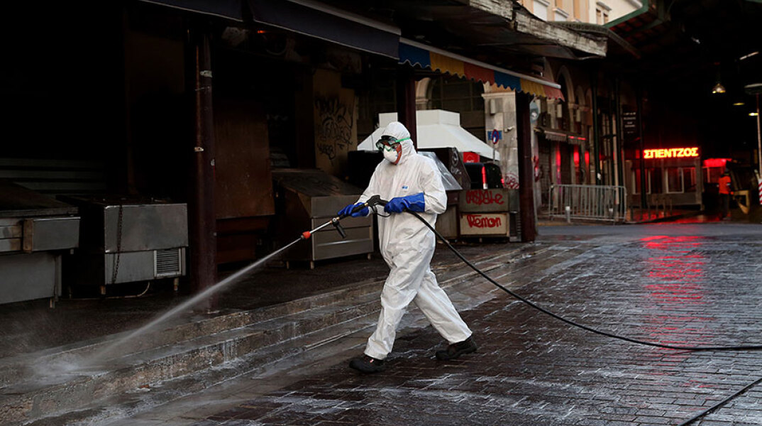 Απολύμανση στο κέντρο της Αθήνας για κορωνοϊό