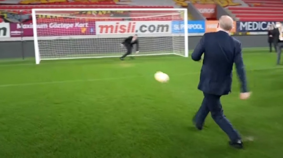 Ο Τούρκος πρόεδρος, Ρετζέπ Ταγίπ Ερντογάν, εκτελεί πέναλτι 