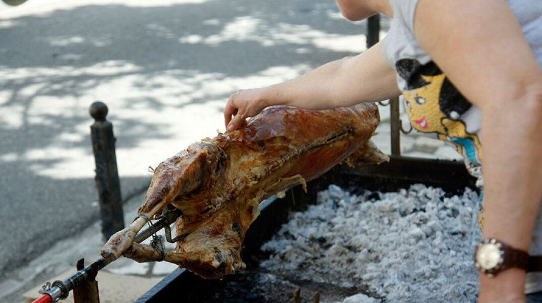 Ψήσιμο οβελία - Ελπίδα Κοτανίδου ότι φέτος το Πάσχα οι πολίτες θα το περάσουν στο χωριό