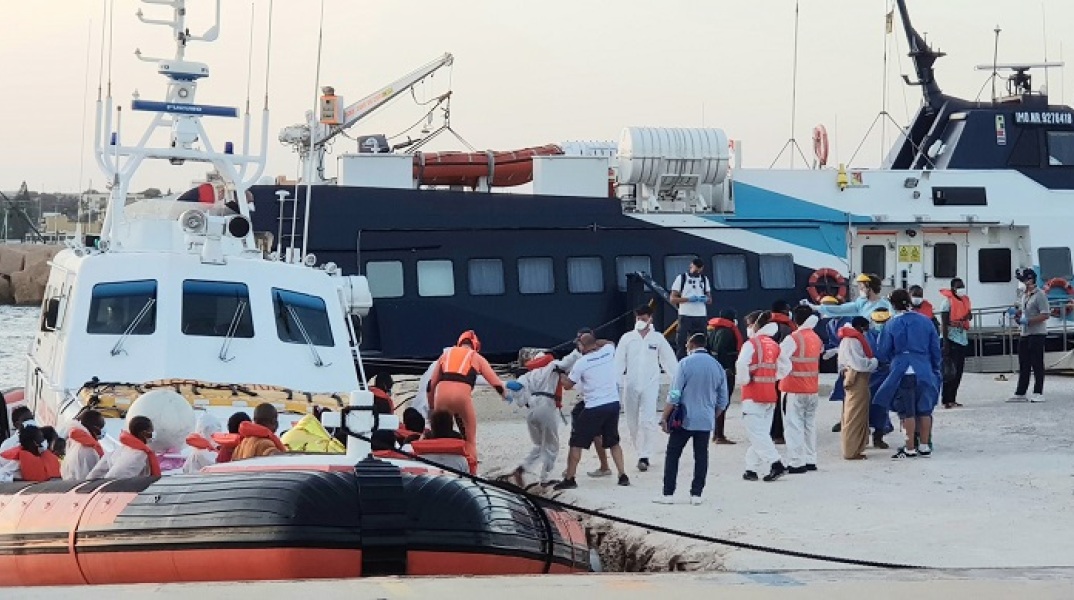 Σκάφος μεταφέρει πρόσφυγες στη στεριά στην Ιταλία