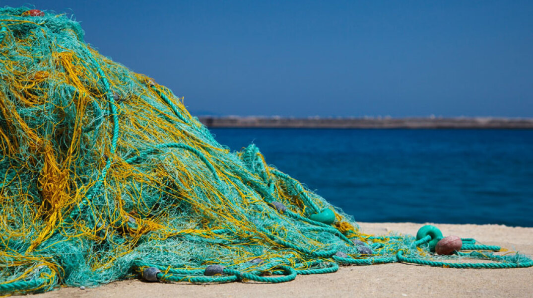 Δίχτυα ψαρέματος - Αδειάζει από ψάρια η Μεσόγειος - Τι αναφέρει σε έκθεσή του το WWF