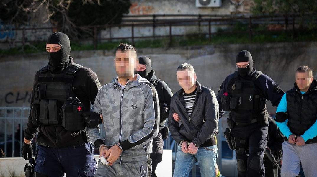 Οι δράστες της δολοφονίας Ζαφειρόπουλου κατά την άφιξή τους στο δικαστήριο (φωτογραφία αρχείου)