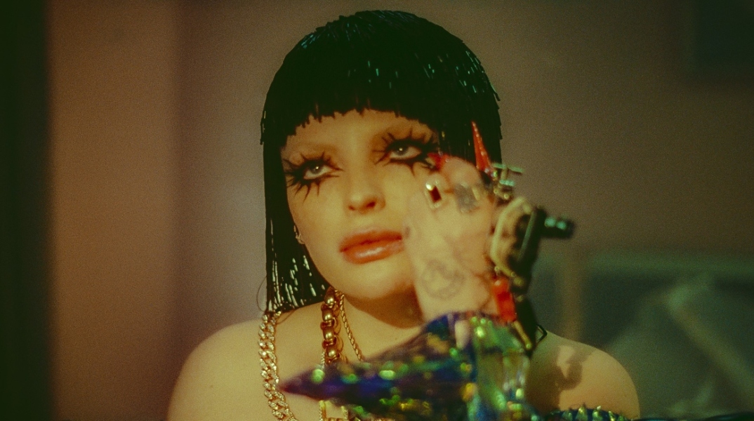 Η FAANGS σε στιγμιότυπο από το μουσικό βίντεο του τραγουδιού της, Relapse