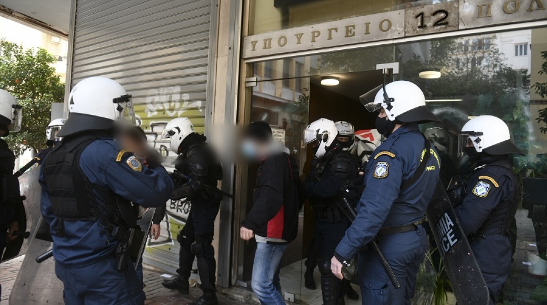 Στιγμιότυπο από τις προσαγωγές για την κατάληψη στο Υπουργείο Πολιτισμού