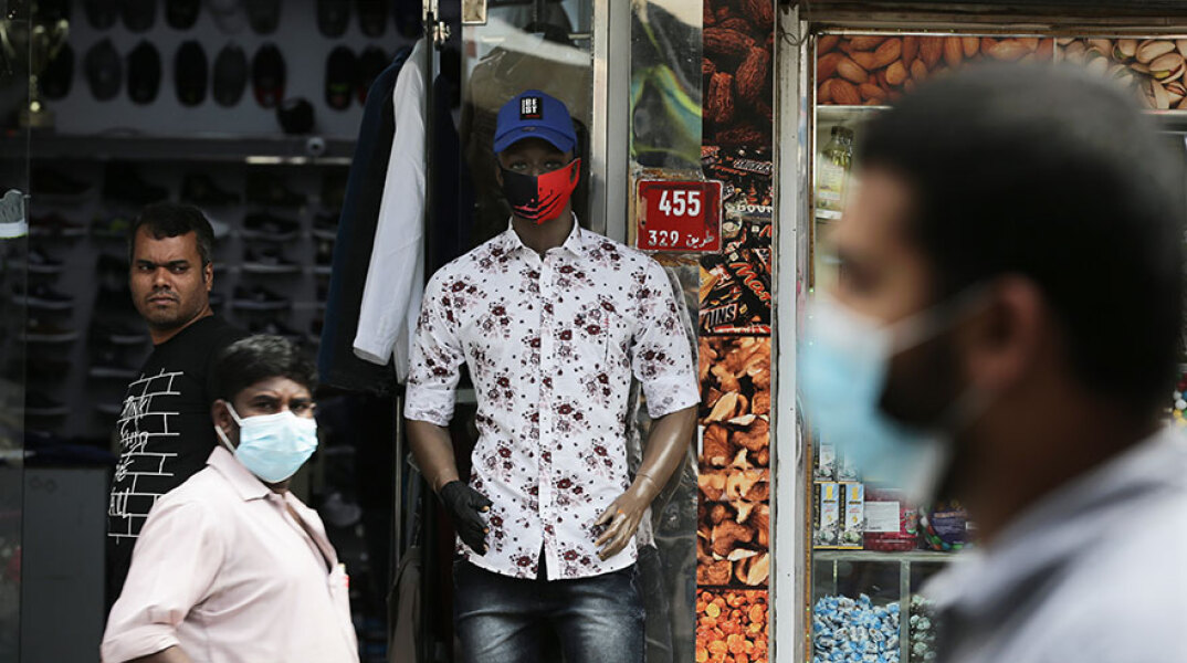 Κορωνοϊός στο Μπαχρέιν: Μάσκα έχει τοποθετηθεί σε κούκλα στην πρόσοψη καταστήματος στην πρωτεύουσα Μανάμα