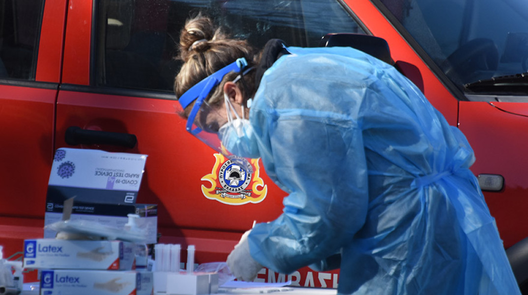  ΝΑΥΠΛΙΟ-23/2/2021-Rapid test (drive through) για τον περιορισμό της διασποράς του κορωνοϊού πραγματοποίησε κλιμάκιο της ΚΟΜΥ Αργολίδας στο Δήμο Ναυπλιέων Η εξέταση πραγματοποιήθηκε επι της 25ης Μαρτίου, μπροστά από την Π.Υ. Ναυπλίου