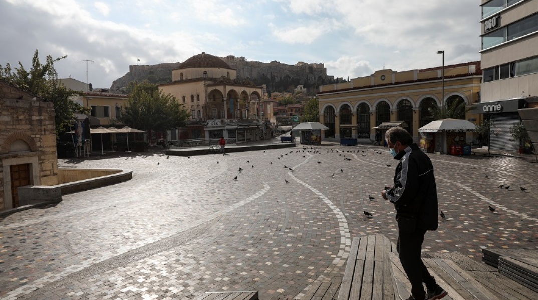 Στιγμιότυπο από το lockdown στην Αθήνα - Άδεια η πλατεία Μοναστηρακίου