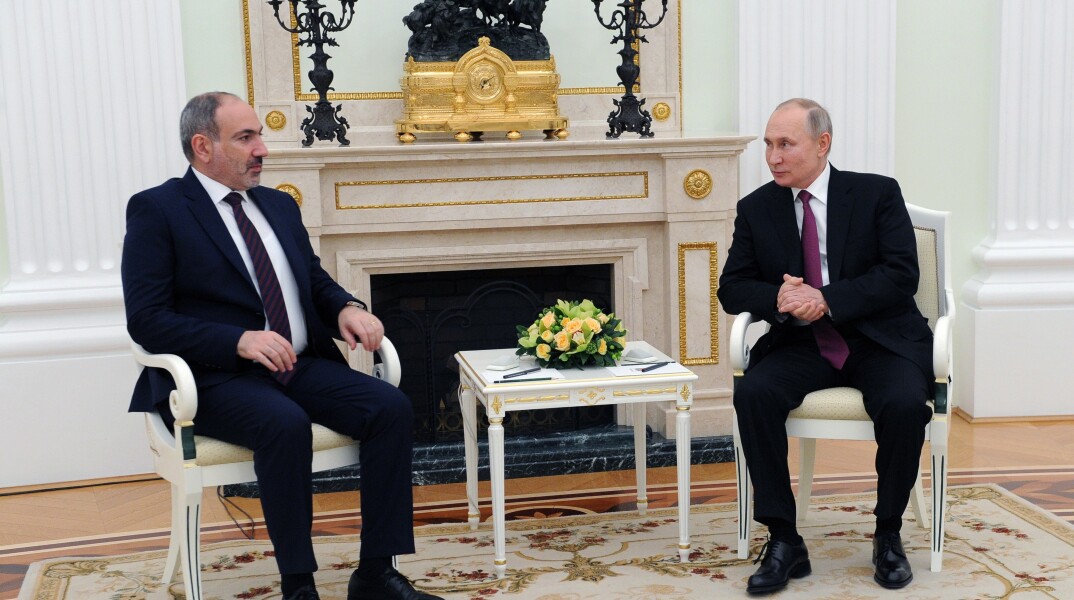 Nικόλ Πασινιάν και Βλαντιμίρ Πουτιν