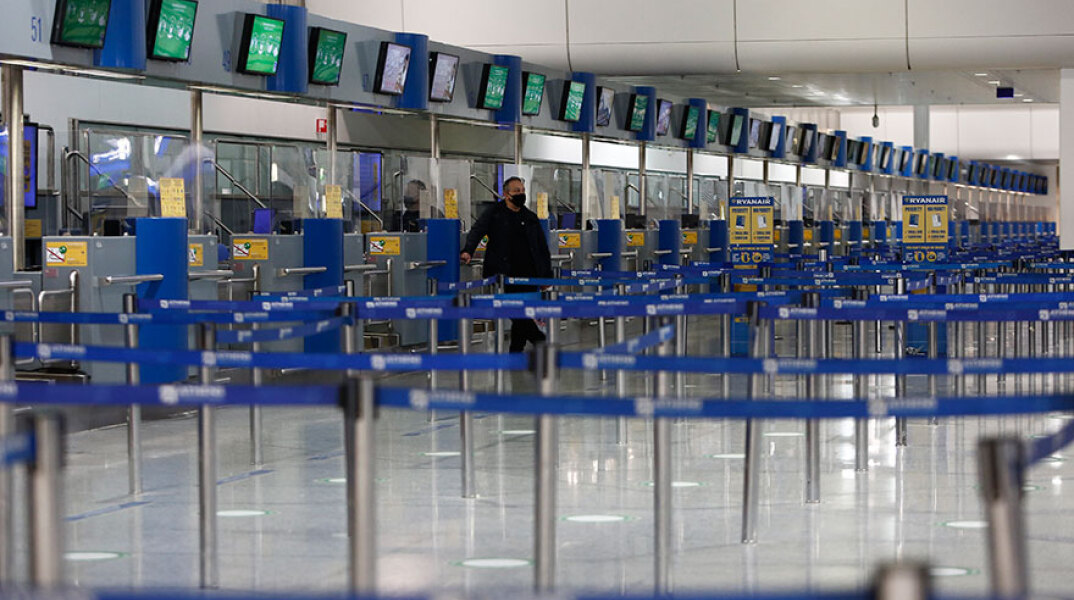 Διεθνές Αεροδρόμιο «Ελευθέριος Βενιζέλος» - Ταξιδιώτης με μάσκα για τον κορωνοϊό
