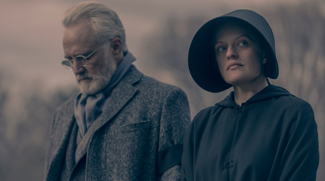 Μπράντλεϊ Γουίτφορντ και Ελίζαμπεθ Μος στο «The Handmaid's Tale»