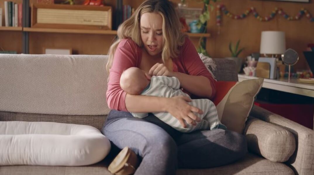 Στιγμιότυπο από το διαφημιστικό σποτ της Frida Mom