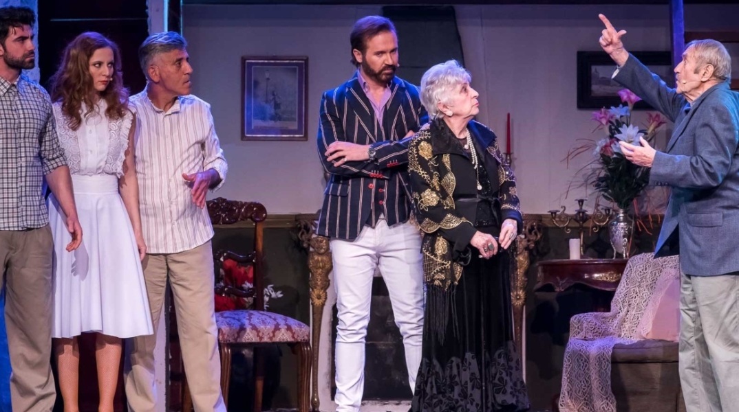 Στιγμιότυπο από τη θεατρική παράσταση «Γοργόνες και Μάγκες»