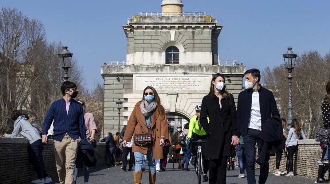 Πολίτες με μάσκες σε δρόμο της Ιταλίας