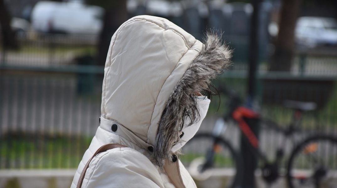 Γυναίκα με μάσκα και κουκούλα 