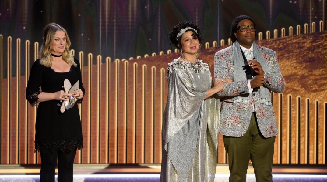 Από αριστερά: Εϊμι Πόλερ, Μάγια Ρούντολφ και Κίναν Τόμσον στις Χρυσές Σφαίρες 2021