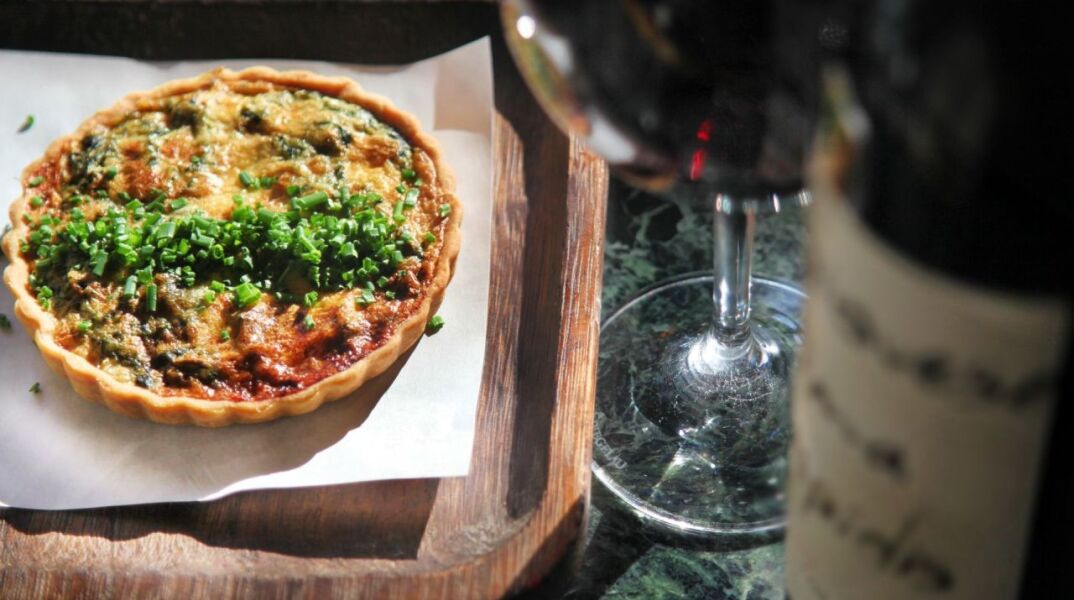 Τάρτα σπανάκι με φρέσκα μυρώνια, καπνιστή πανσέτα και κασέρι Ξάνθης