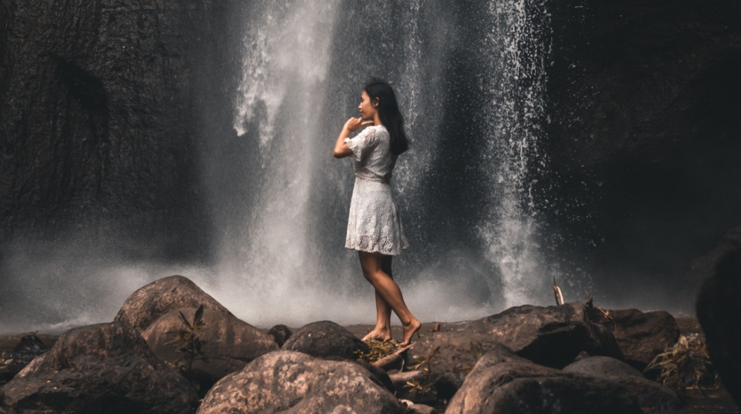 Κοπέλα σε καταρράκτες