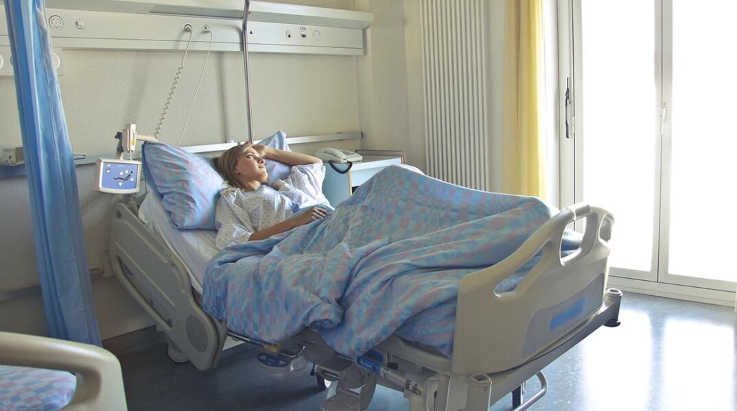 Ασθενής σε κρεβάτι νοσοκομείου
