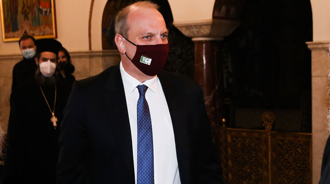 Ο Γιάννης Οικονόμου, υφυπουργός Αγροτικής Ανάπτυξης και Τροφίμων με μάσκα για τον κορωνοϊό