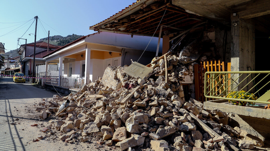 Σπίτια καταστράφηκαν στον οικισμό Μεσοχώρι μετά τον ισχυρό σεισμό των 6 Ρίχτερ στην Ελασσόνα
