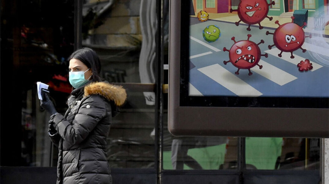 Κοπέλα με μάσκα για τον κορωνοϊό στην Ιταλία