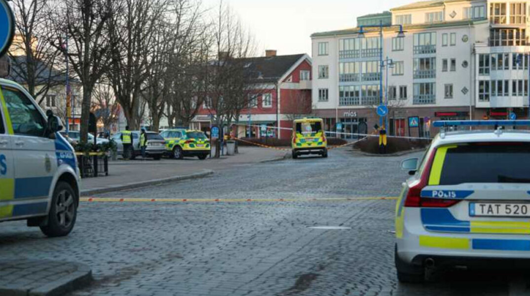 Επίθεση με μαχαίρι στη Σουηδία - Περιπολικά στην πόλη Βετλάντα