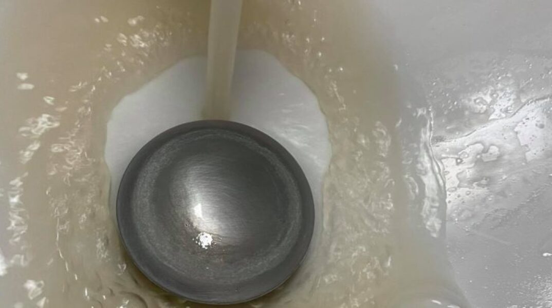 Θολό νερό βγαίνει από τις βρύσες στη Λάρισα