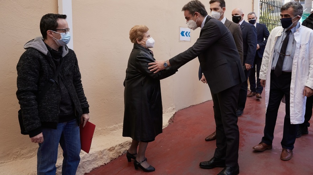 Επίσκεψη του Πρωθυπουργού Κυριάκου Μητσοτάκη στο Εμβολιαστικό Κέντρο Πατησίων