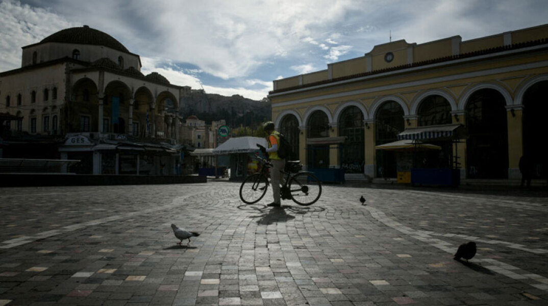 Lockdown στην Αττική για τον κορωνοϊό - Ποδηλάτης στην πλατεία στο Μοναστηράκι μπροστά από τον σταθμό του Ηλεκτρικού / Μετρό