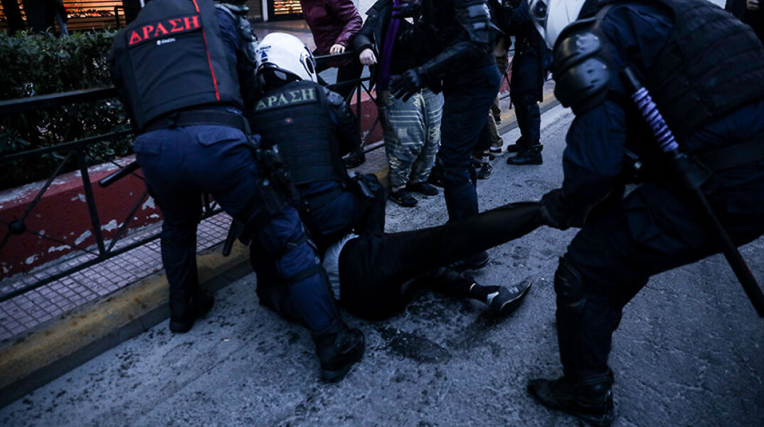 Επεισόδια στην Πανεπιστημίου σε διαδήλωση για τον Δημήτρη Κουφοντίνα - Αστυνομικοί ακινητοποιούν διαδηλωτή