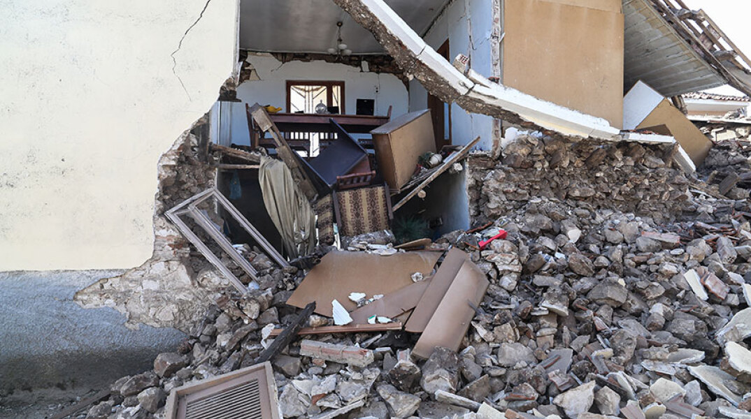 Σεισμός στην Ελασσόνα: Κατεστραμμένο σπίτι στο χωριό Αμούρι