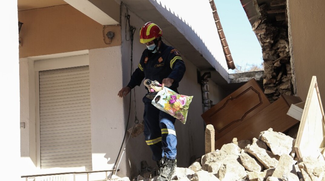 Σεισμός στην Ελασσόνα - Στιγμιότυπα από την επέμβαση της Πυροσβεστικής στα σπίτια που κατέρρευσαν