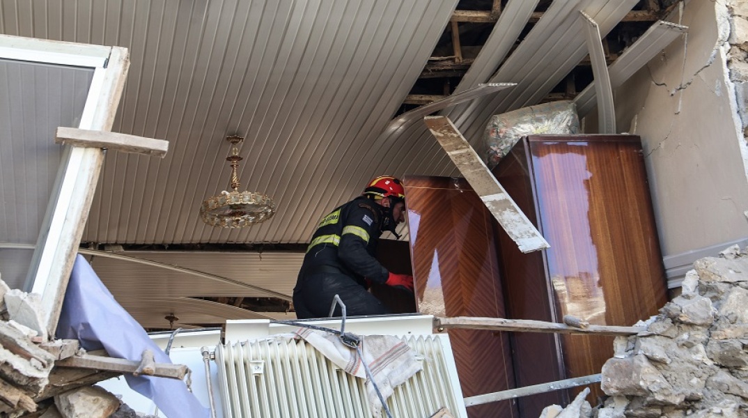 Μέρος σπιτιού γκρεμίστηκε μετά τον σεισμό στην Ελασσόνα