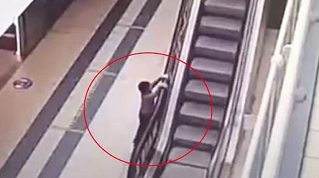 Παιδί έχει «γαντζωθεί» σε κυλιόμενες σκάλες εμπορικού κέντρου στη Ρωσία