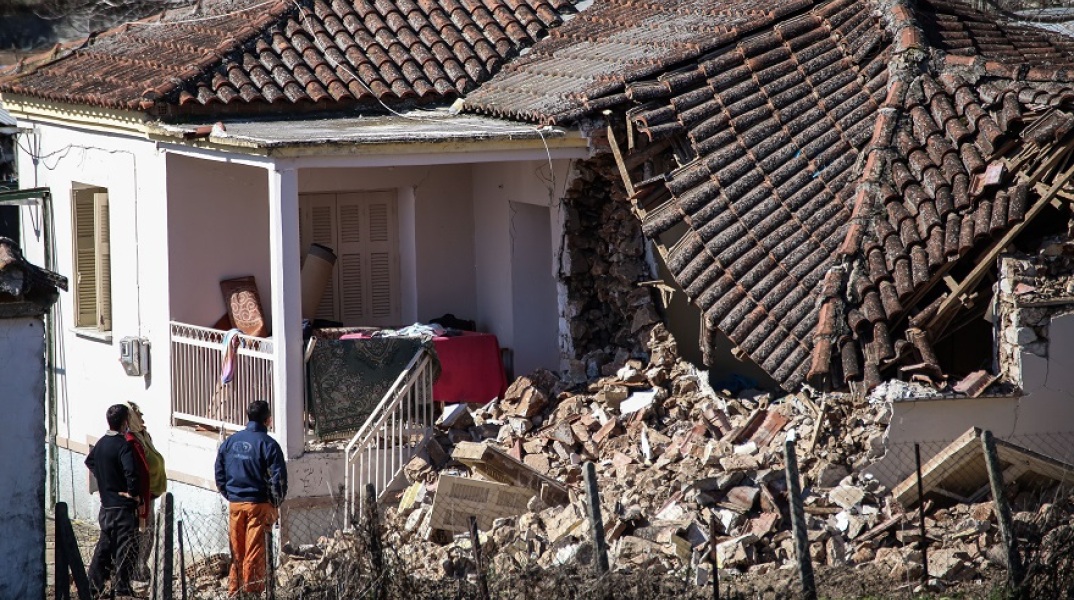 Κατέρρευσε τμήμα κτηρίου μετά τον σεισμό στην Ελασσόνα