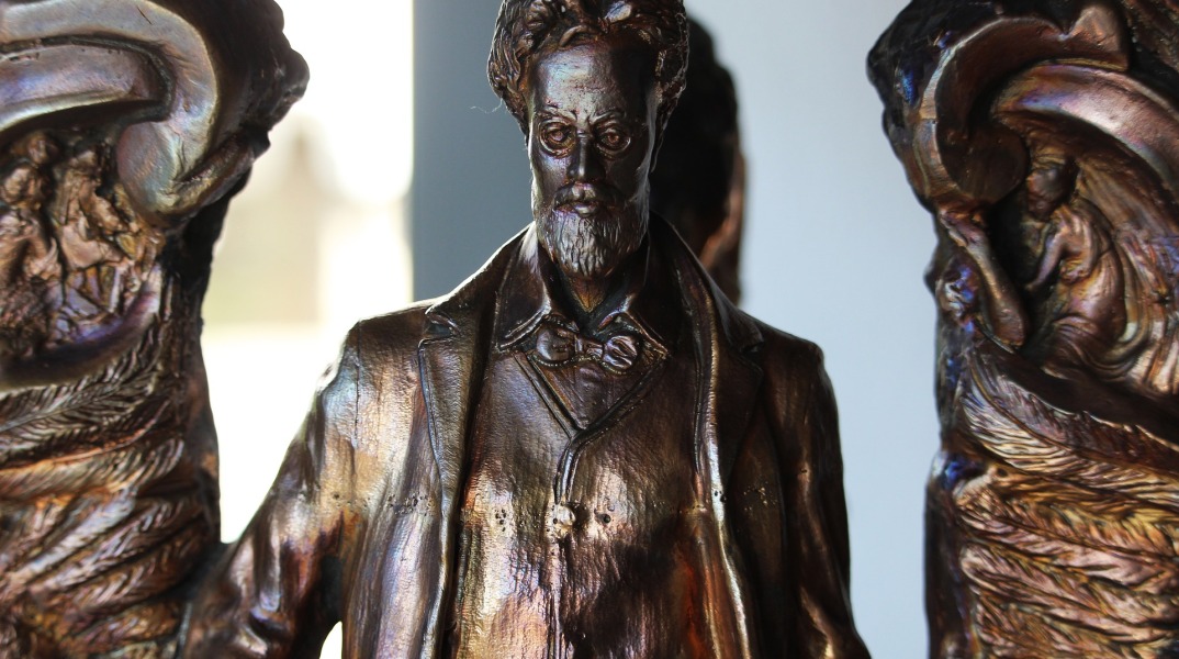 Γλυπτό που απεικονίζει τον συγγραφέα Άντον Τσέχωφ