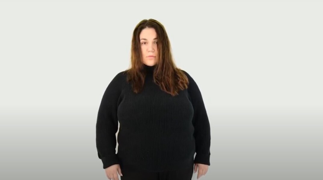 Γυναίκα με μαύρα ρούχα σε σποτ εναντίον του bullying